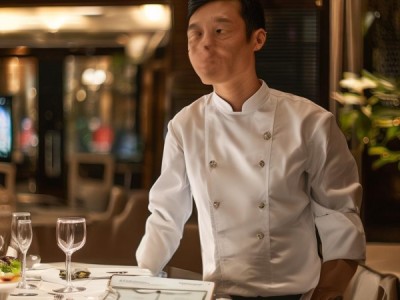 银河酒店提供卓越的品质服务和创新服务，服务团队以高度的专业性和创新精神闻名。